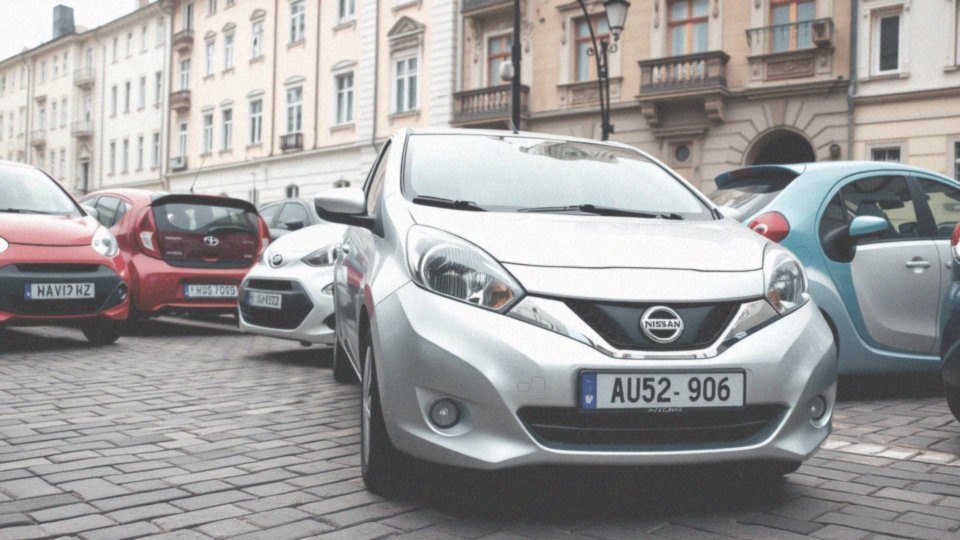 Jak wygląda porównanie Nissan Pixo z innymi małymi hatchbackami na rynku?