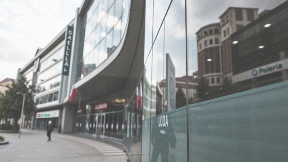 Jak klienci mogą skontaktować się z Galerią Łódzką?